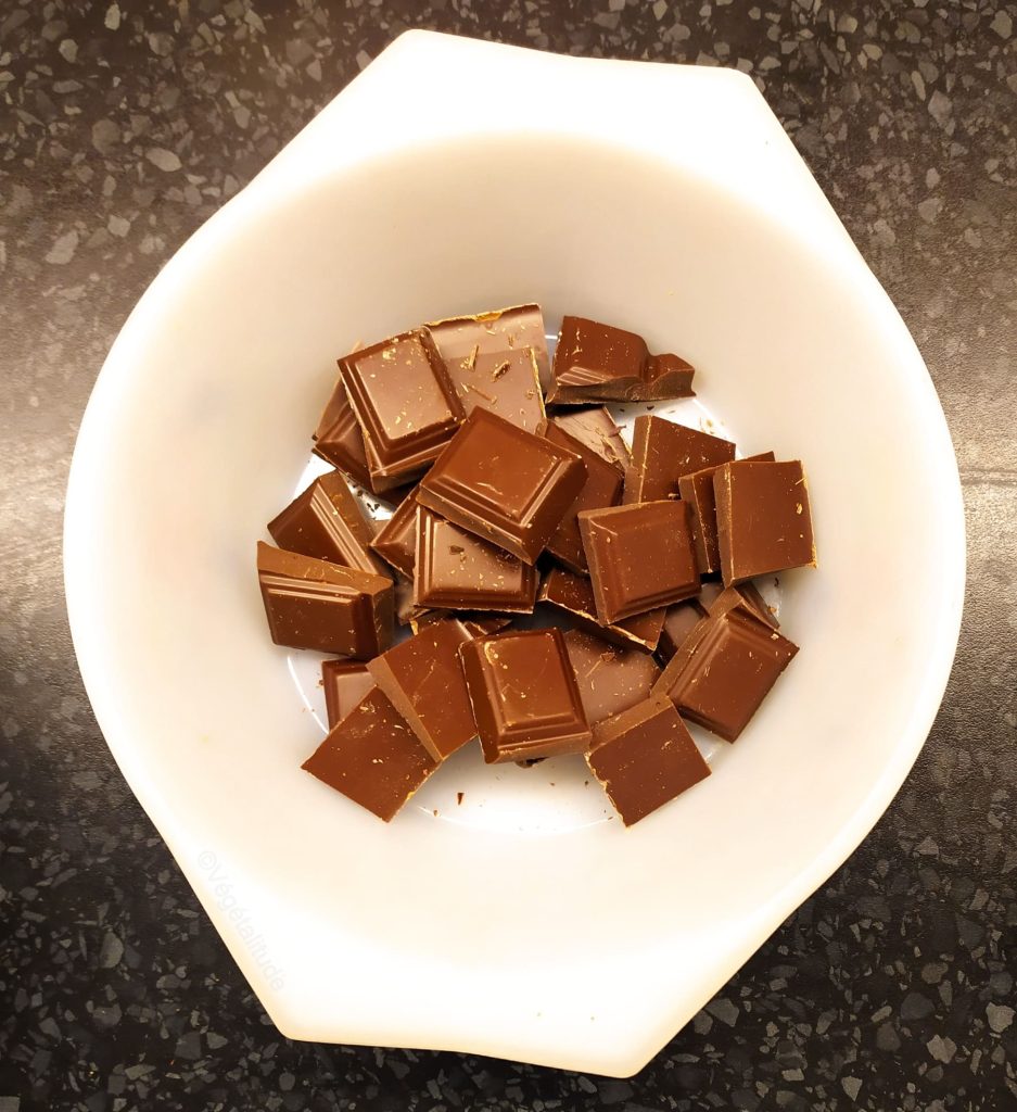 Carres de chocolat dans un saladier