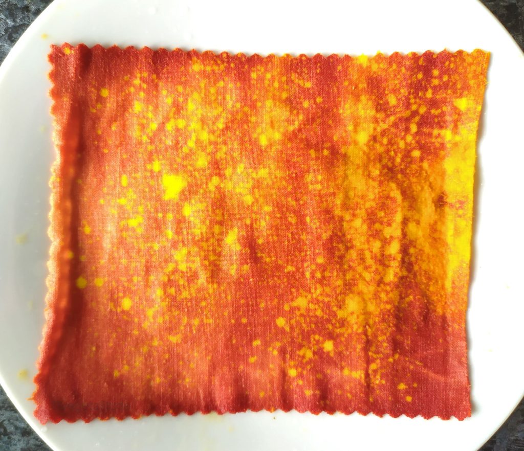 Coton teint au curcuma et bicarbonate de soude trisse avec du vinaigre blanc