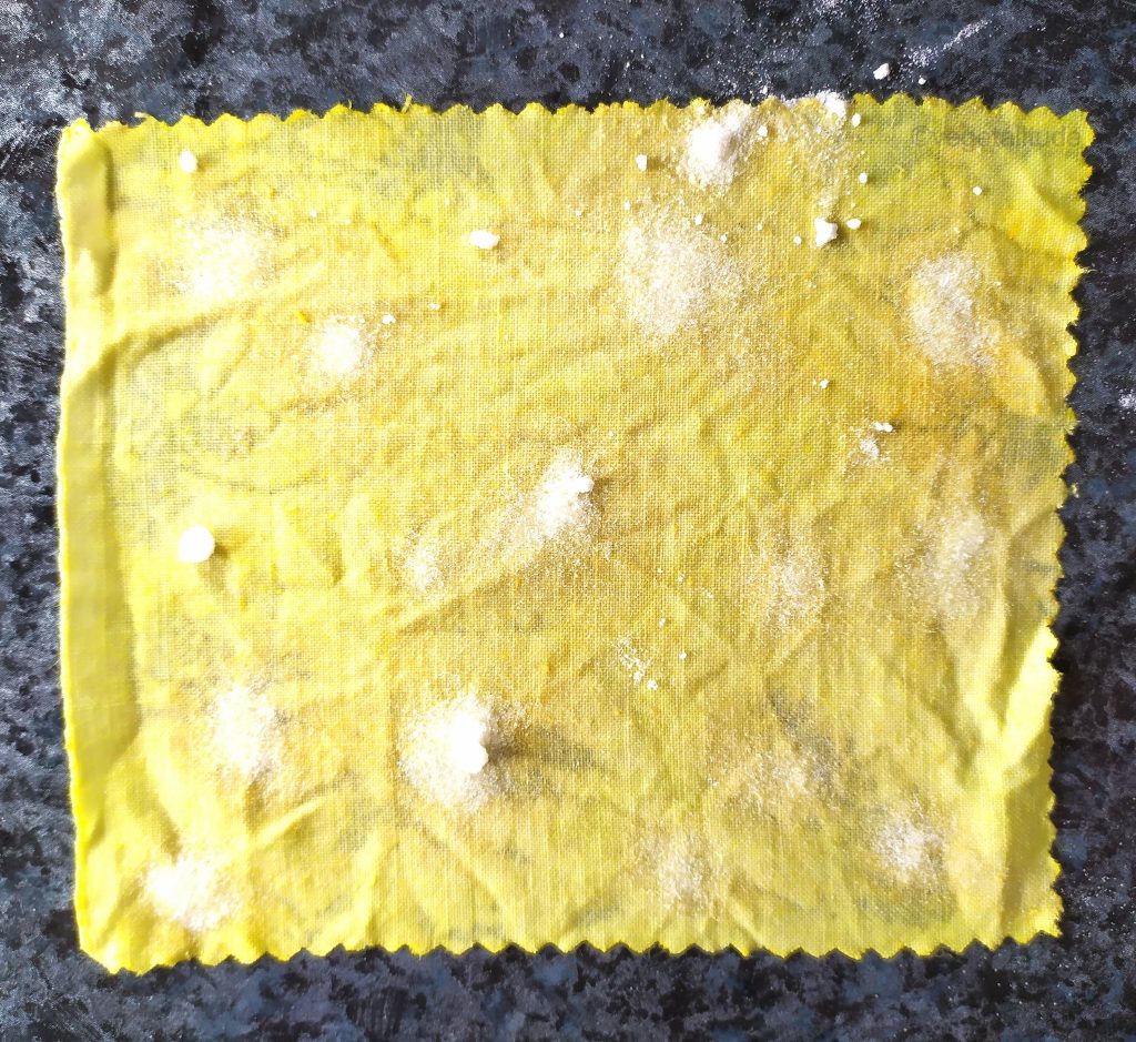 Coton teint au curcuma et vinaigre blanc parseme de bicarbonate de soude
