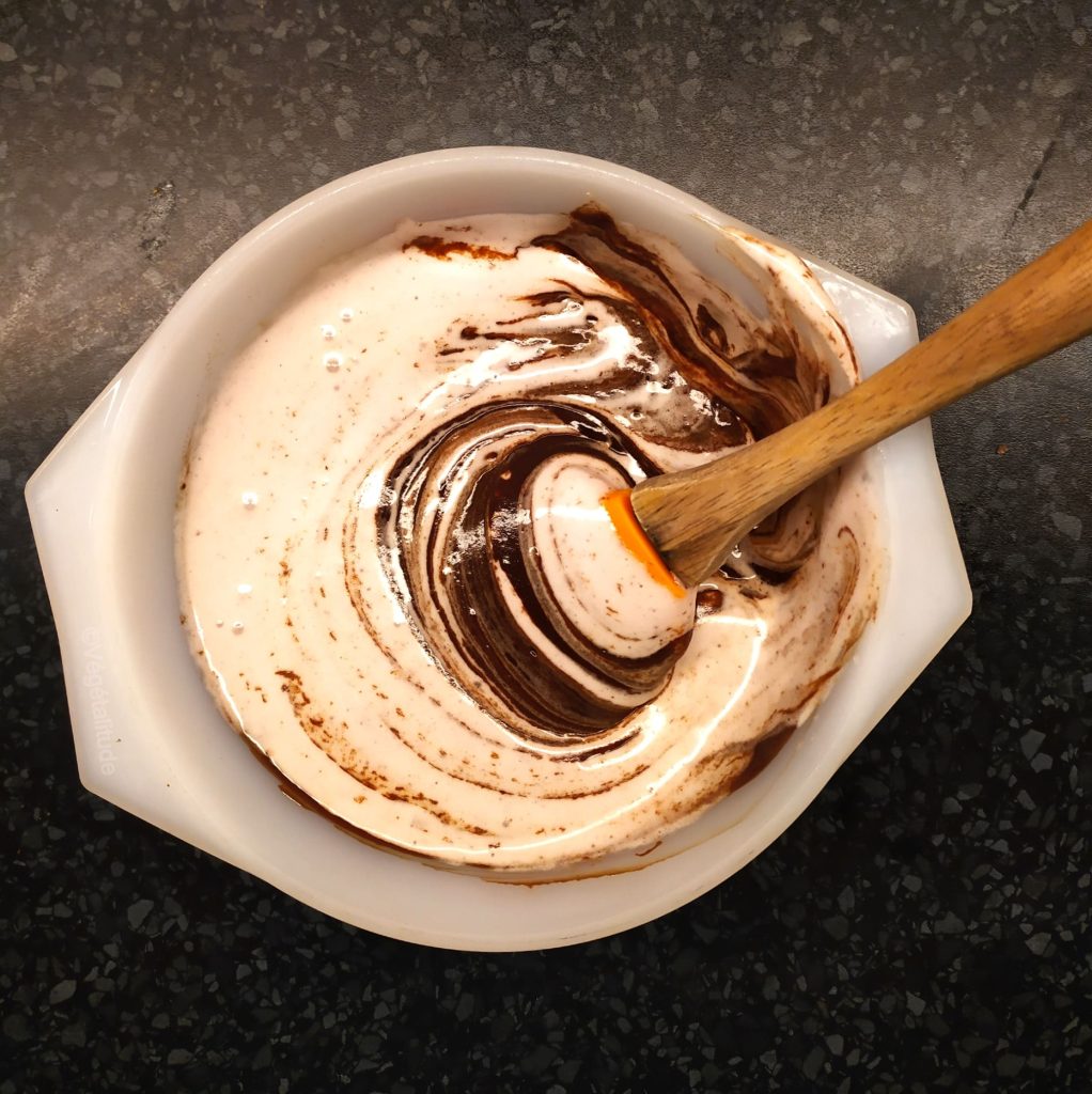 Melange chocolat fondu et aquafaba en neige
