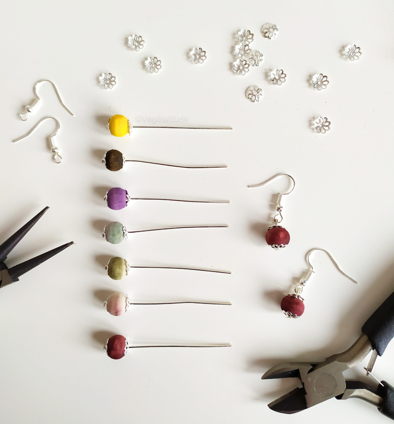 Fabriquer des bijoux en perles en bois teintes naturellement