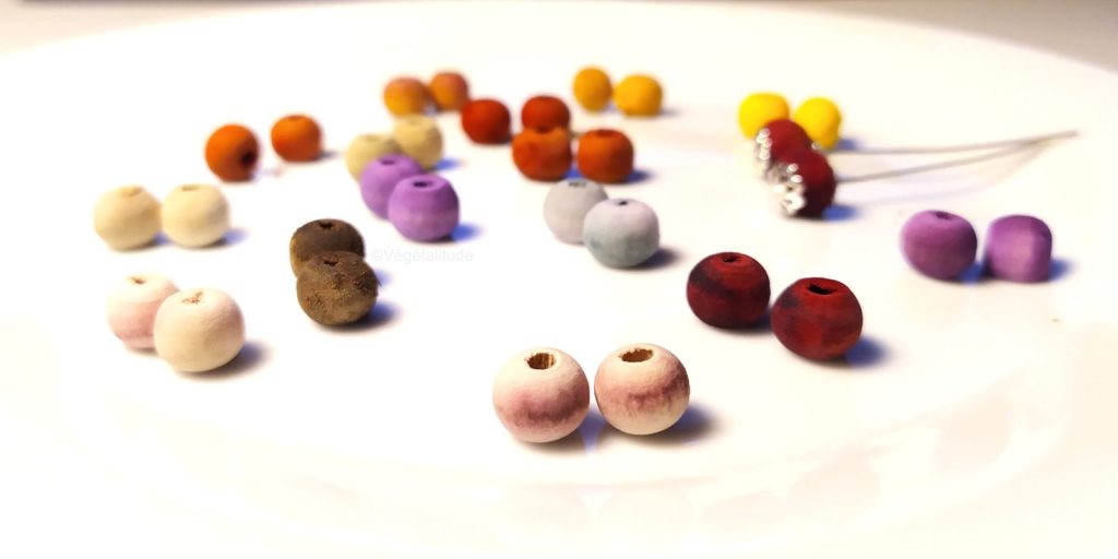 perles en bois teintes naturellement avec des plantes