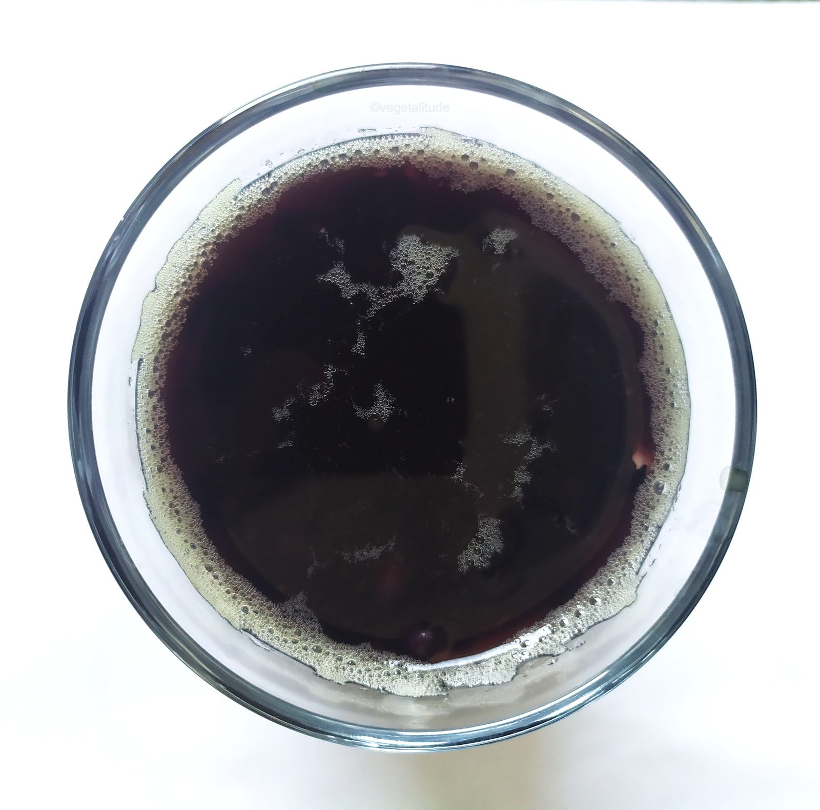eau colorée par les haricots noirs