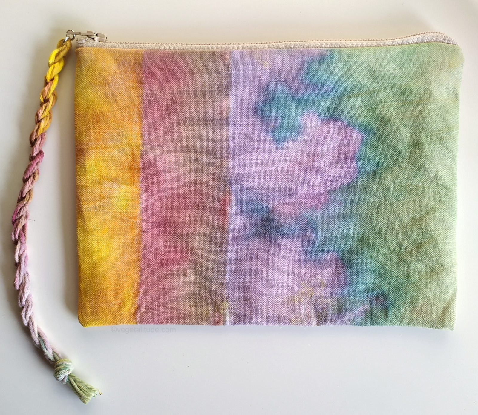 Pochette arc-en-ciel colorée aux teintures végétales naturelles