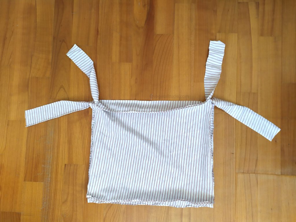 coussin d'assise avec rubans pour l'attacher à coudre