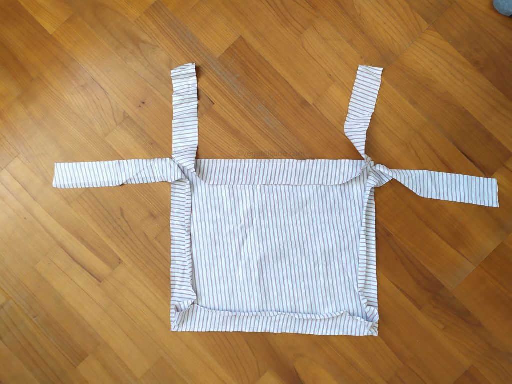 coussin d'assise avec rubans pour l'attacher à la chaise
