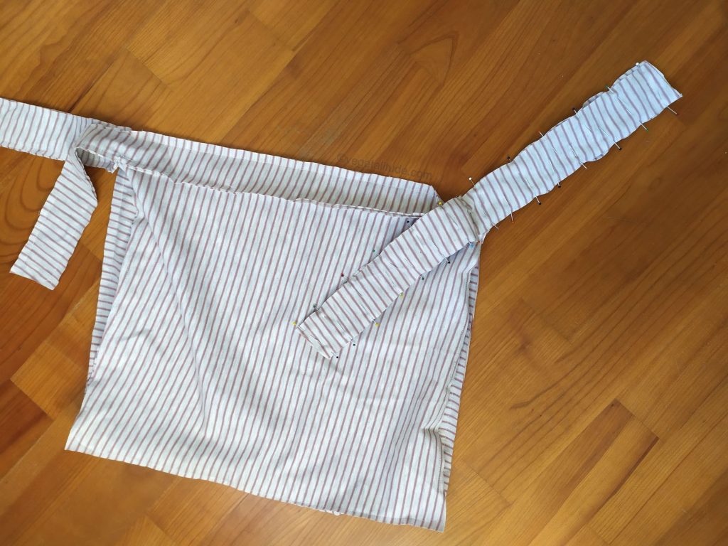 coussin d'assise avec rubans pour l'attacher retourne