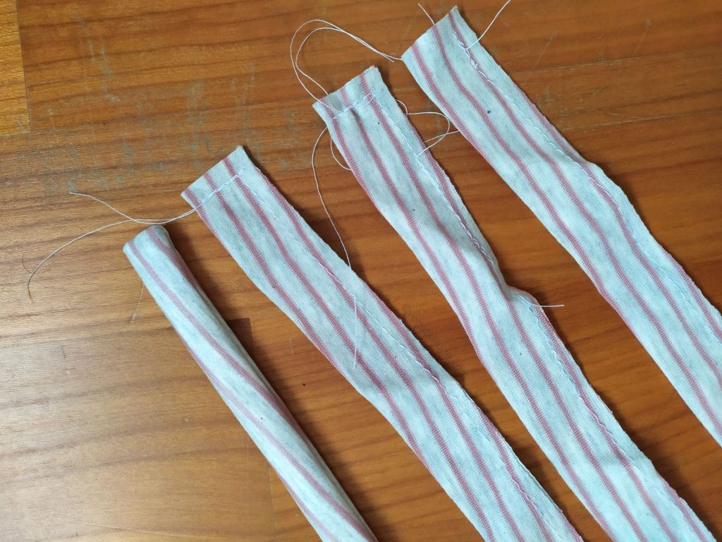 quatre rubans de tissu