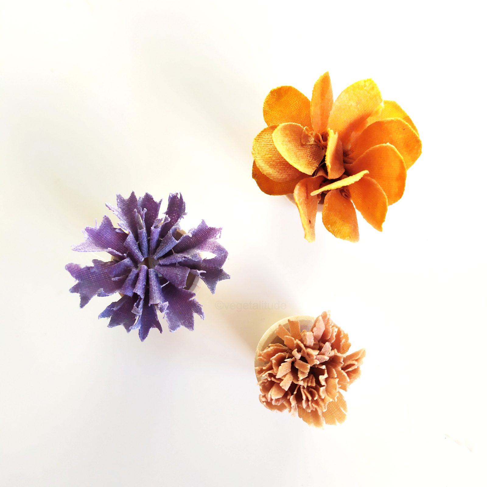 fleurs en tissu colorés par teintures végétales