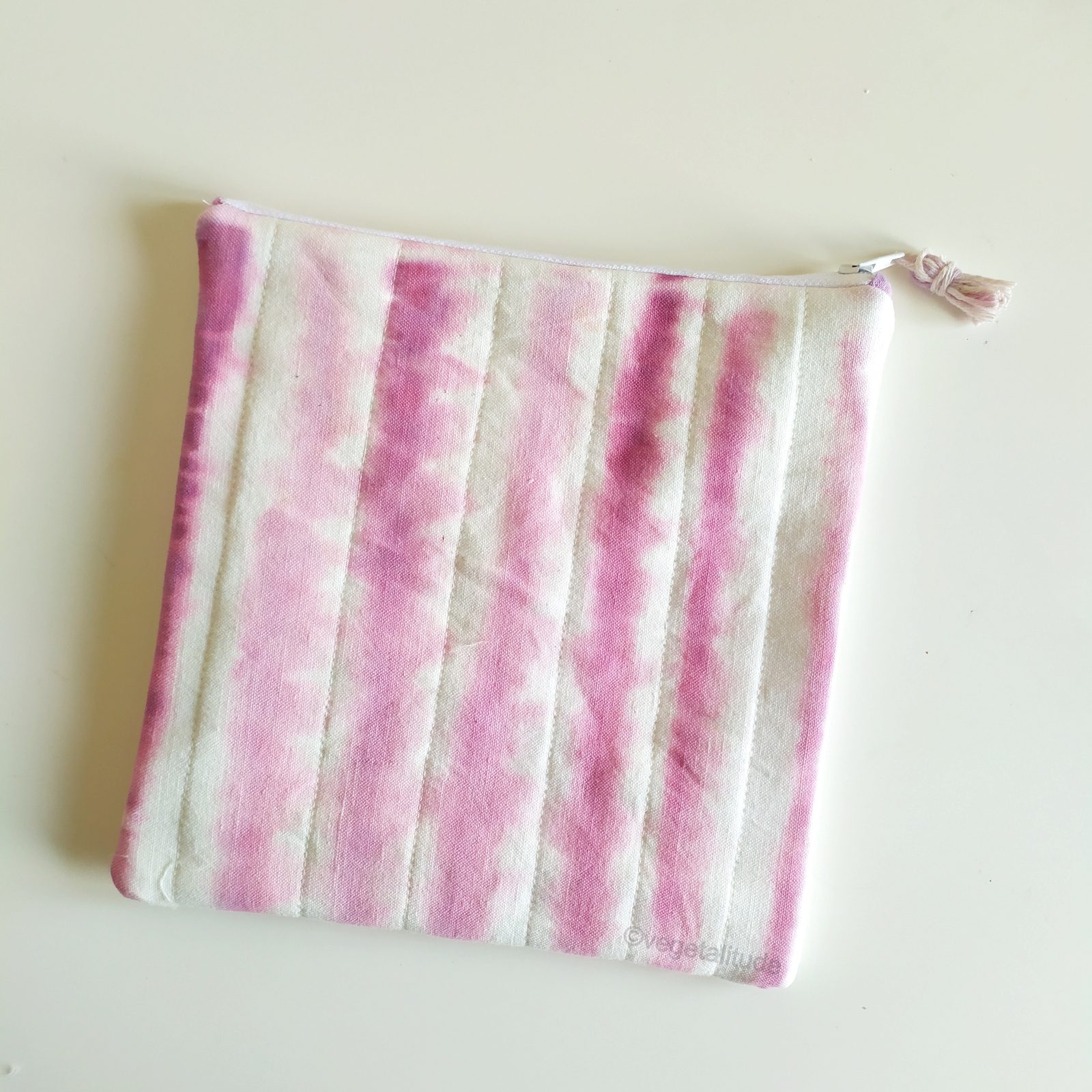 pochette matelassée impression végétale d'épluchures de rhubarbe