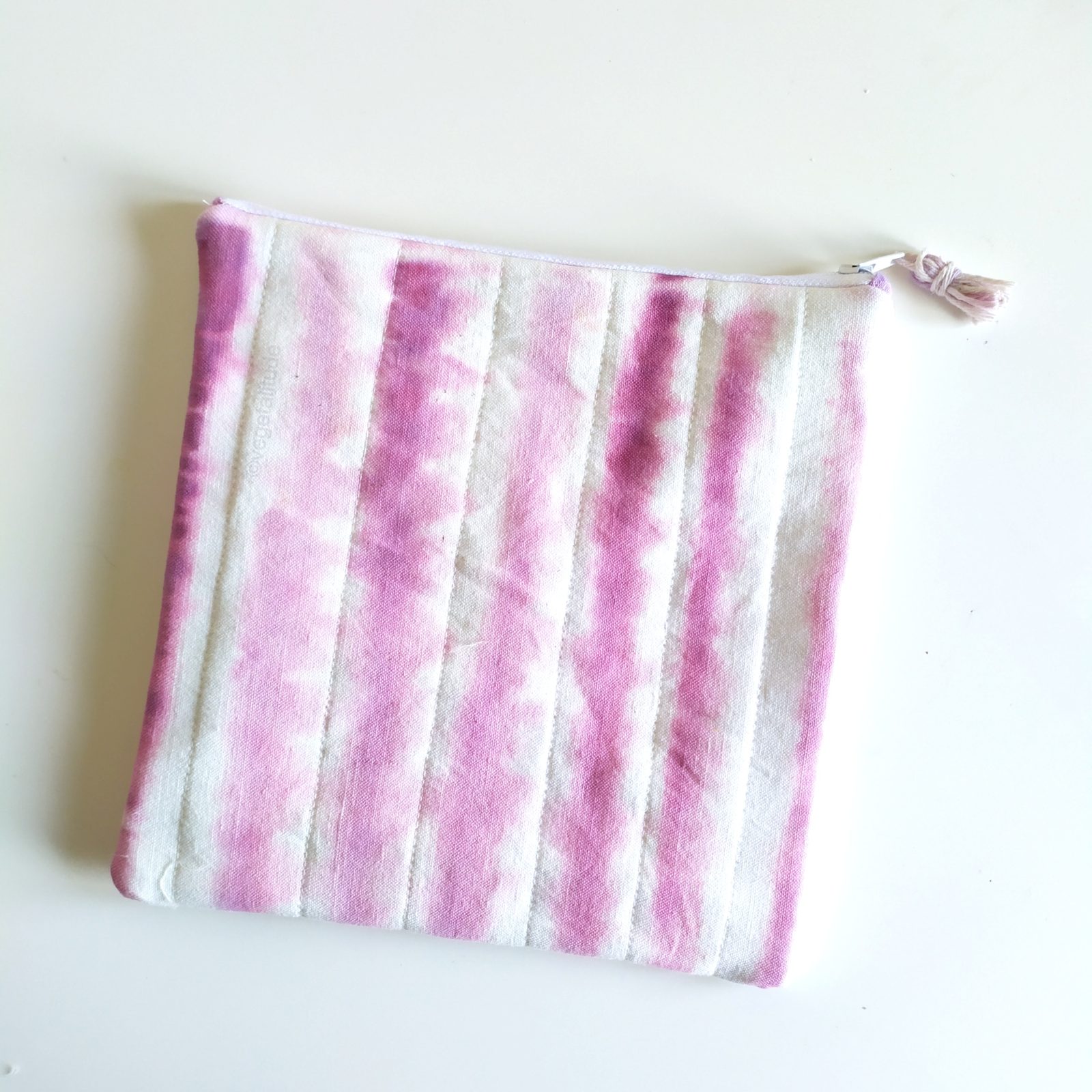 Pochette teinture végétale aux épluchures de rhubarbe en bundle dye