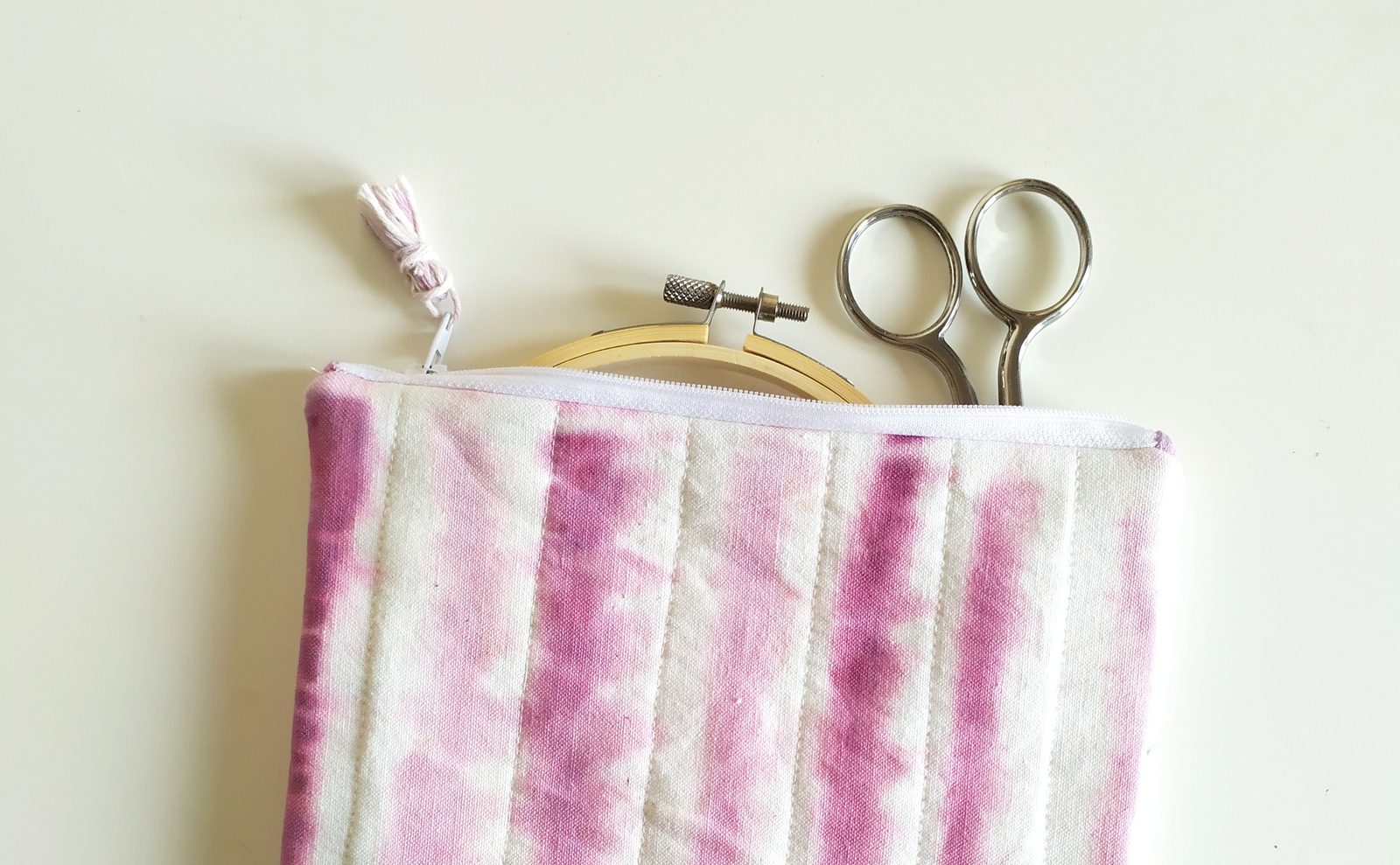 pochette matelassée remplie impression végétale d'épluchures de rhubarbe