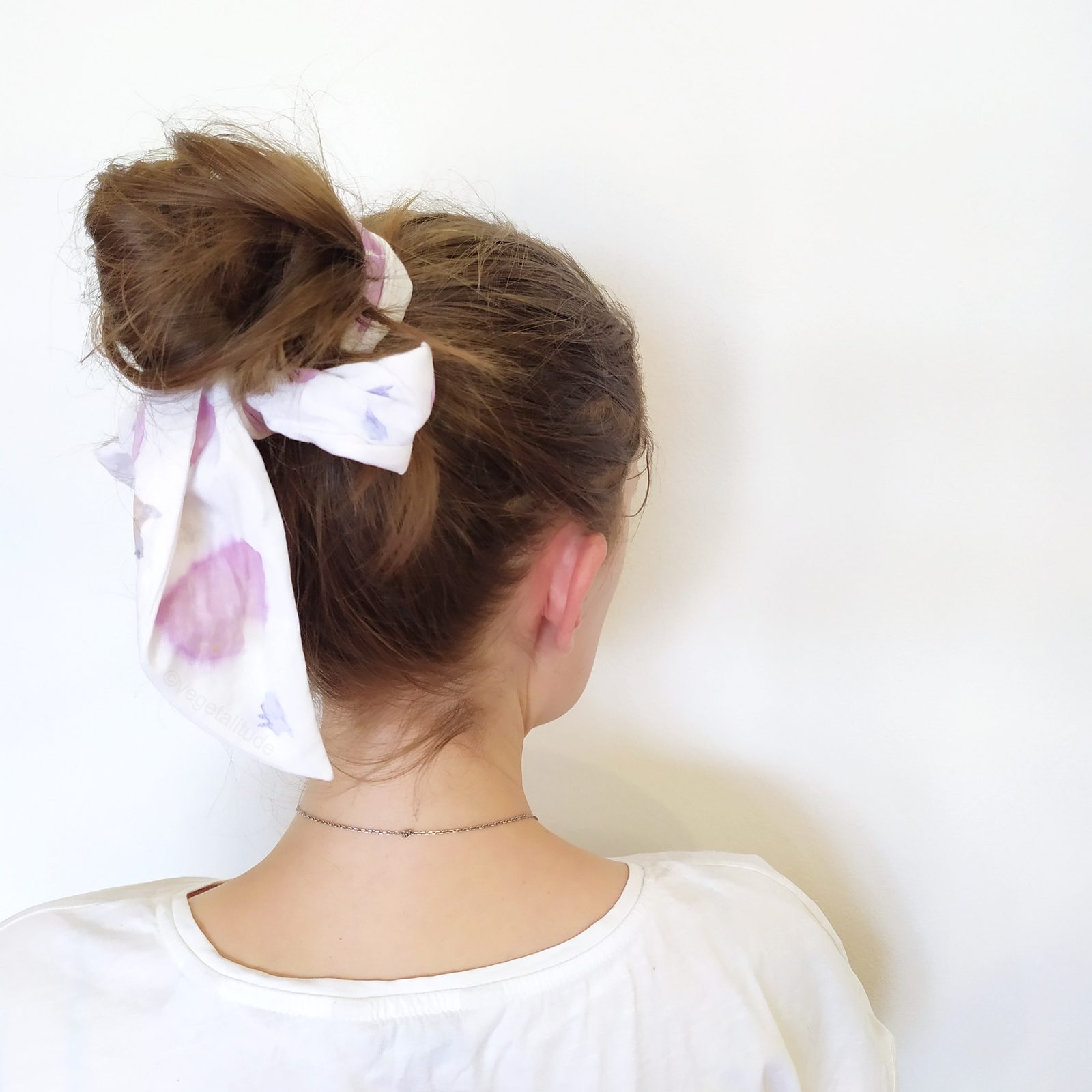 bandeau imprimé pétales de rose dans les cheveux