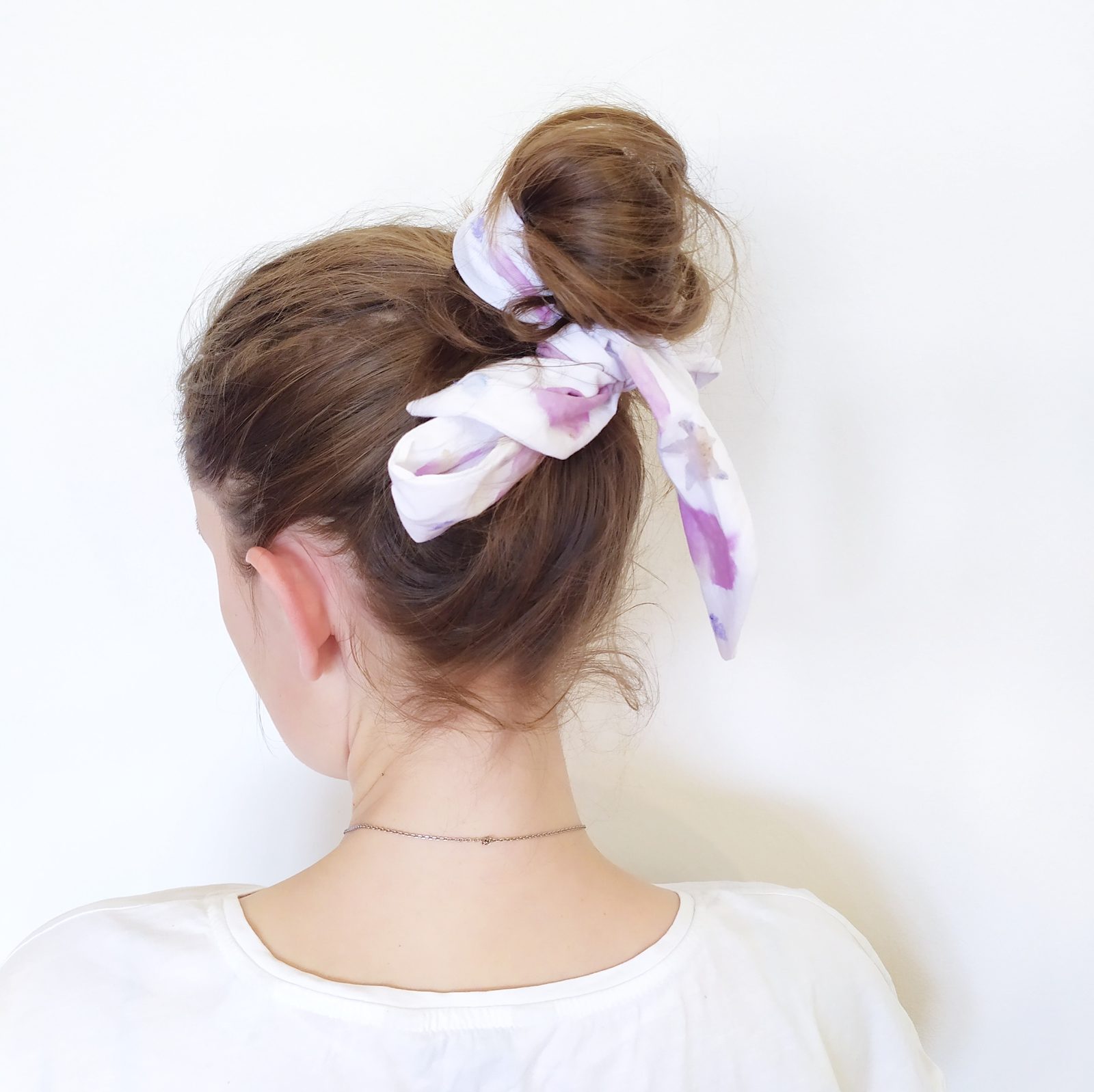 bandeau imprimé pétales de rose autour d'un chignon