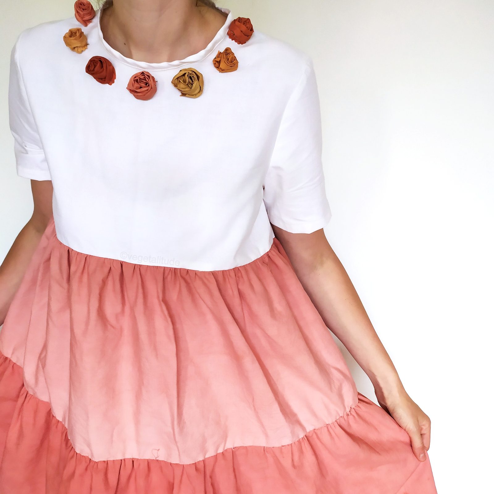 Robe à volant avec collier de rose