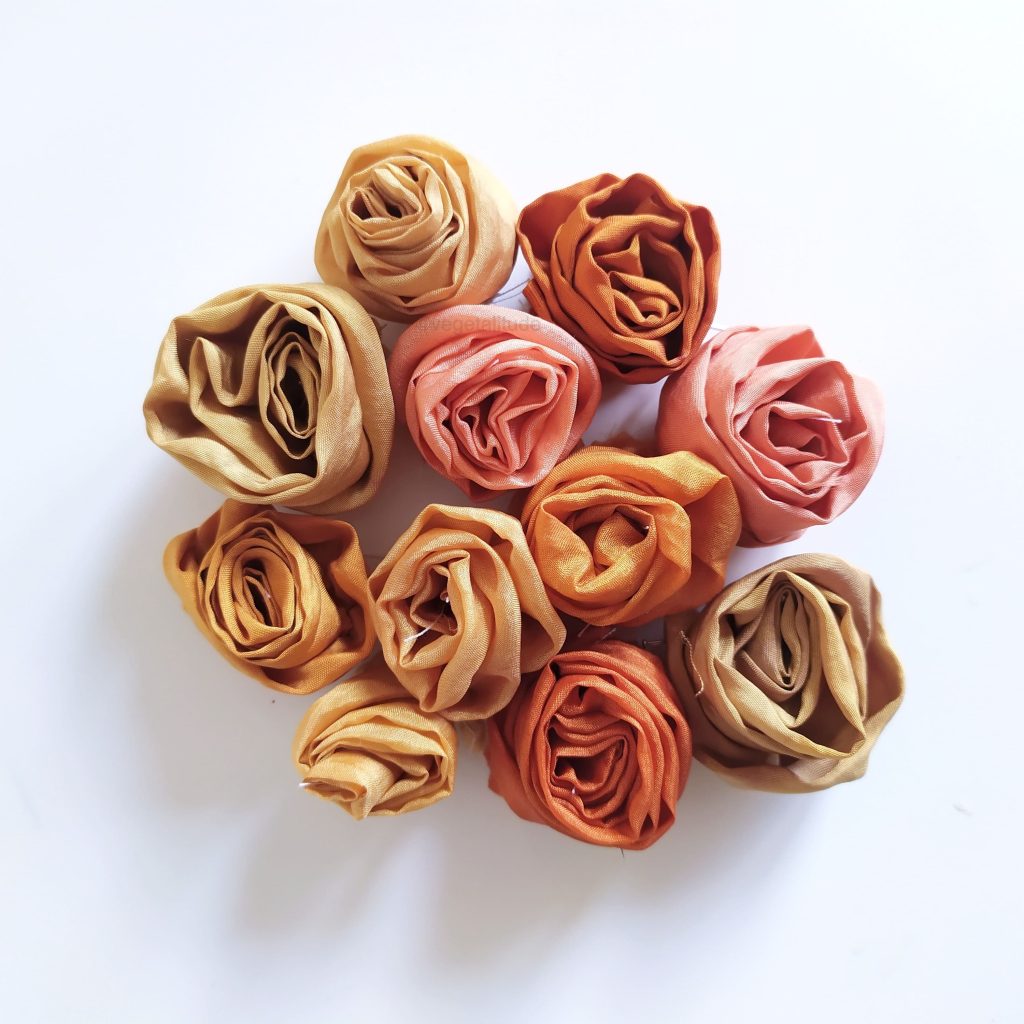 roses en soie teintes a la garance