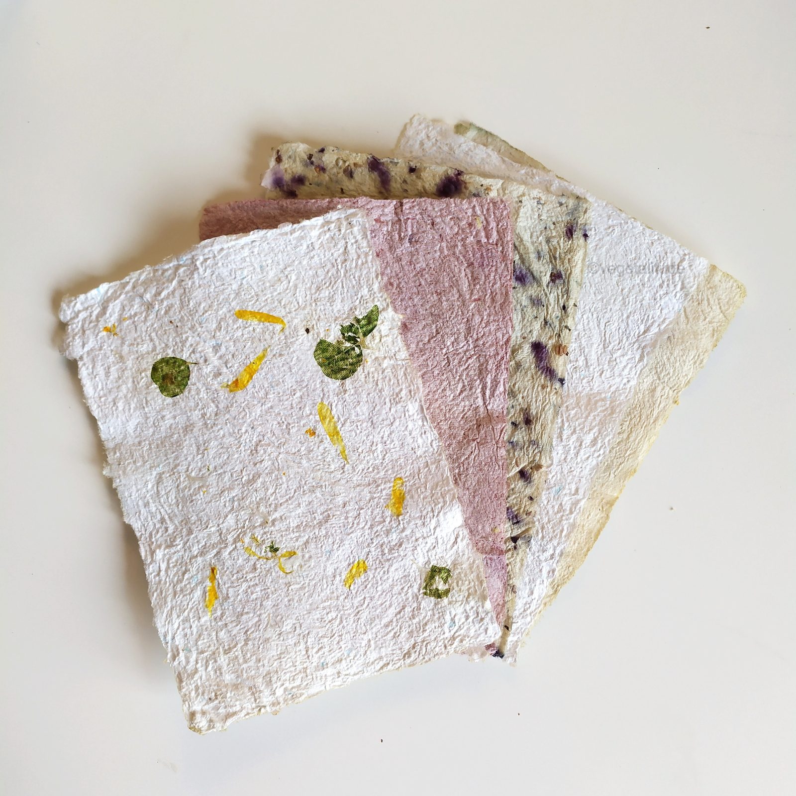 papier recyclé teint naturellement