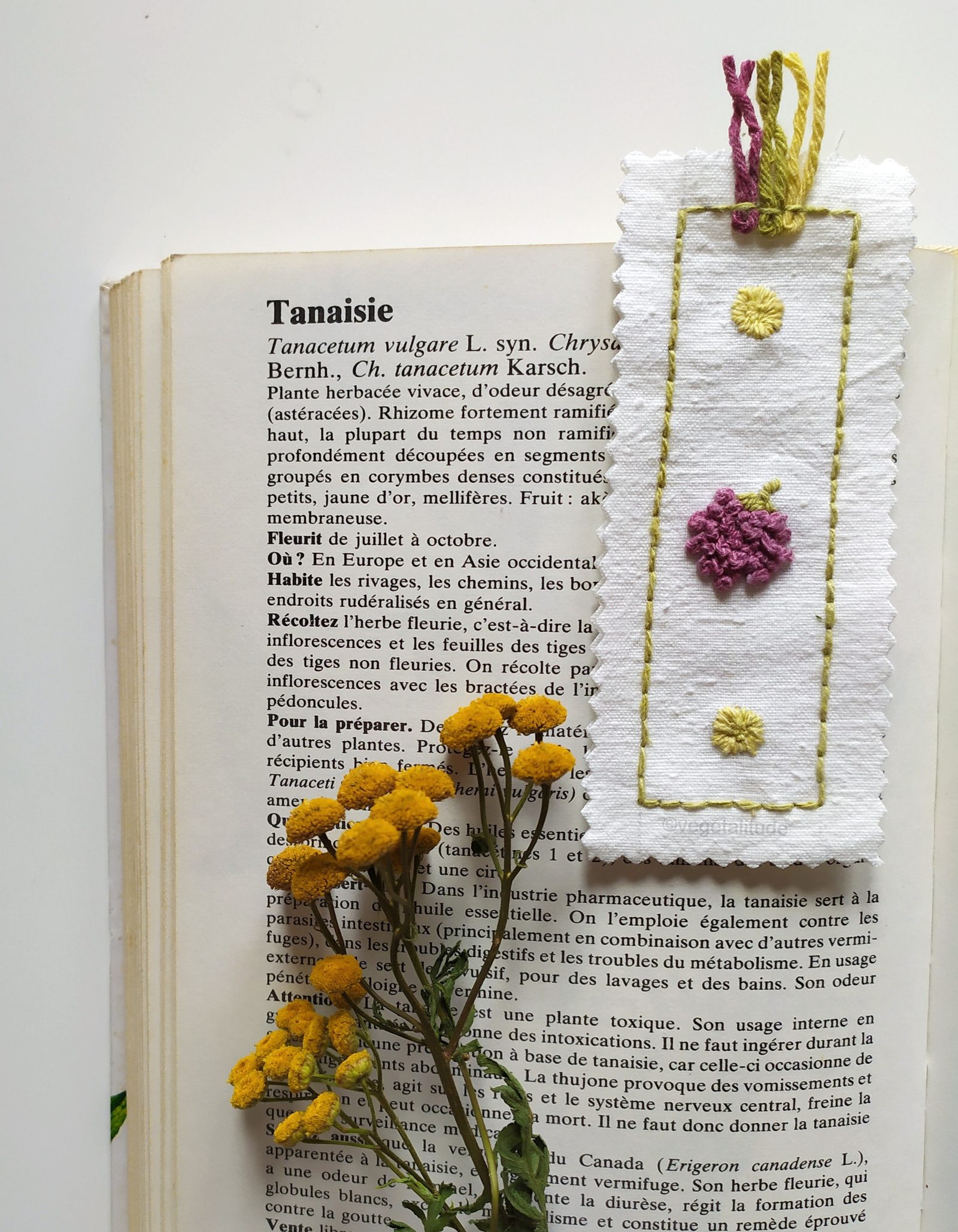 Marque-page brodé et teint naturellement