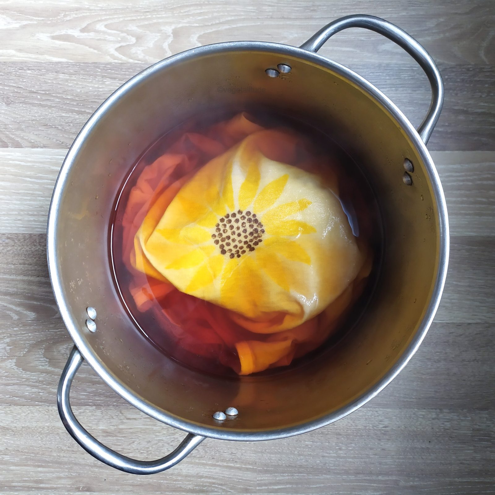 Tshirt tournesol dans son bain de teinture orange oignon jaune