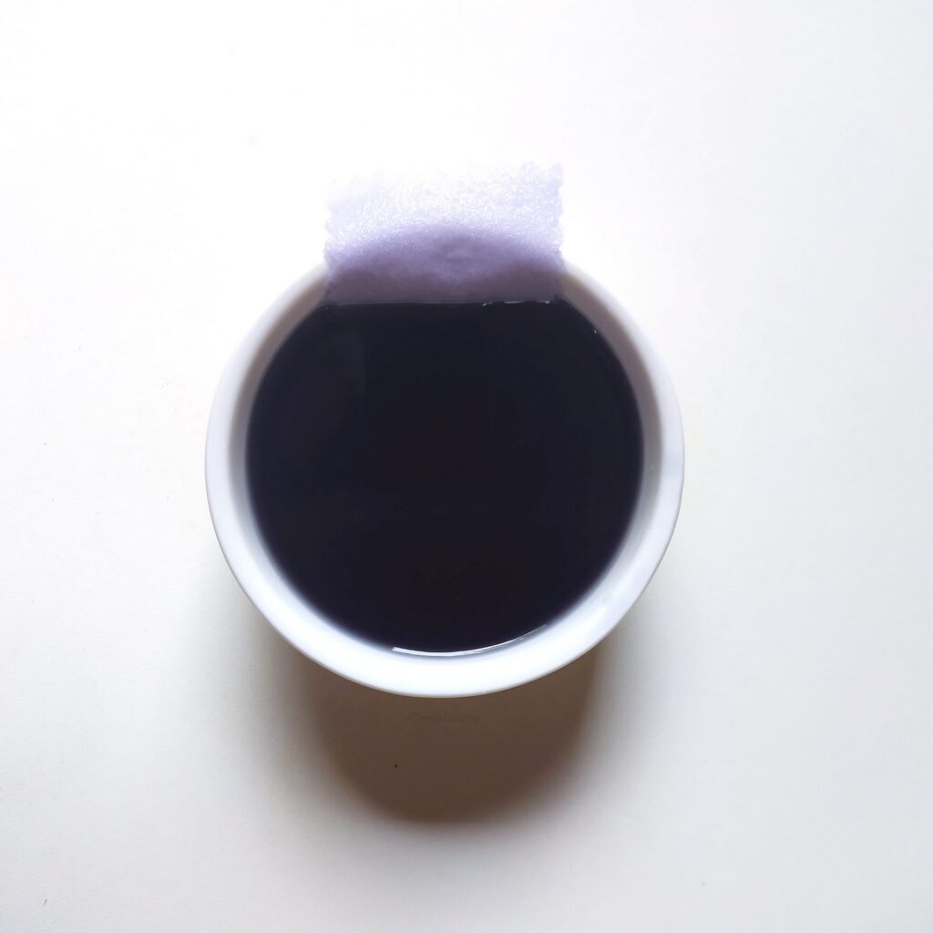 bain de teinture violette à l'orçanette