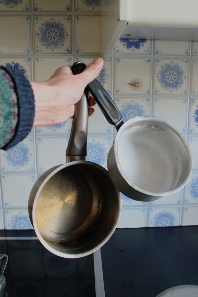 deux casseroles en inox et en alu