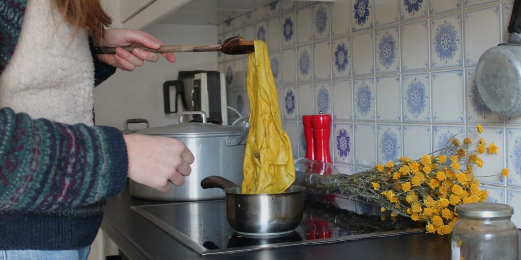 tissu jaune sortant du bain de teinture
