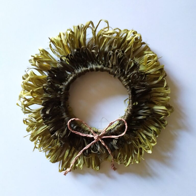 Couronne de Noël en raphia teint naturellement