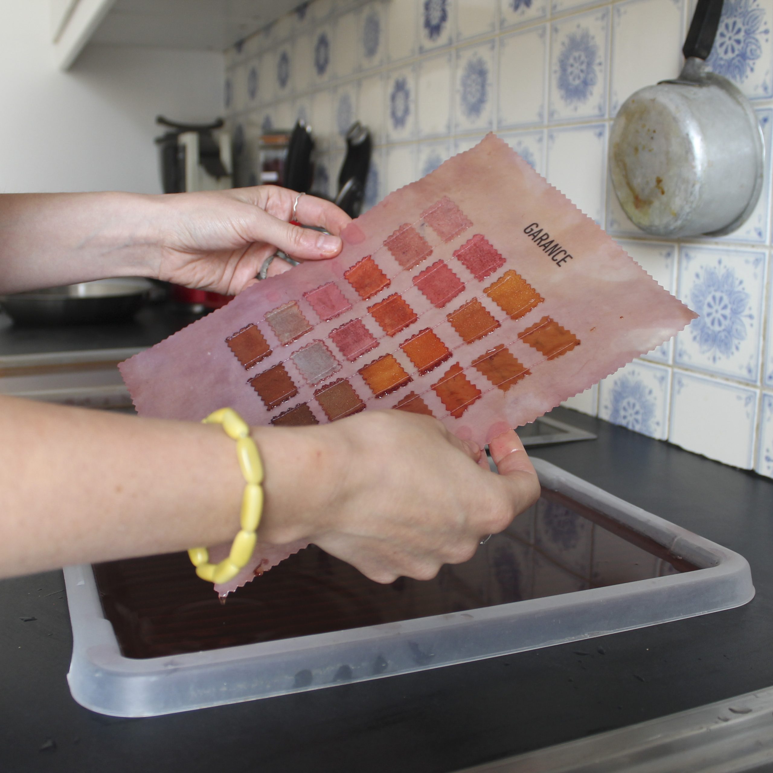 Grand nuancier a teindre dans bain de teinture a la garance
