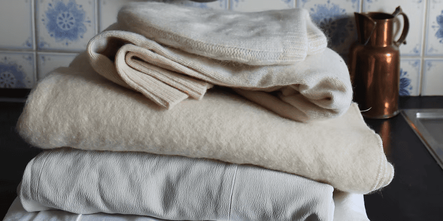 pile de vetements beiges a mordancer