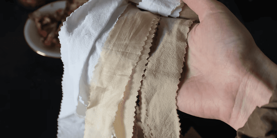 rubans de tissu blanc et beige mordances
