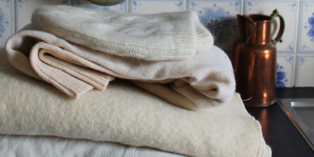 tas de vetements blancs prets a teindre en fibres naturelles