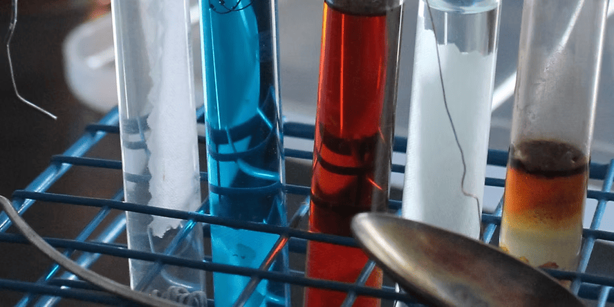tube a essai contenant differentes solutions de mordants colorees
